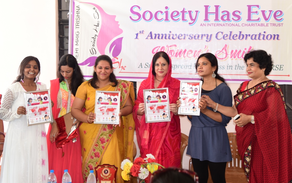 महिला की मुस्कान प्रदर्शनी