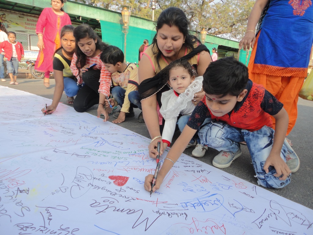 लव गर्ल फ़ीटस थीम के साथ मनाया वैलेंटाइन डे |