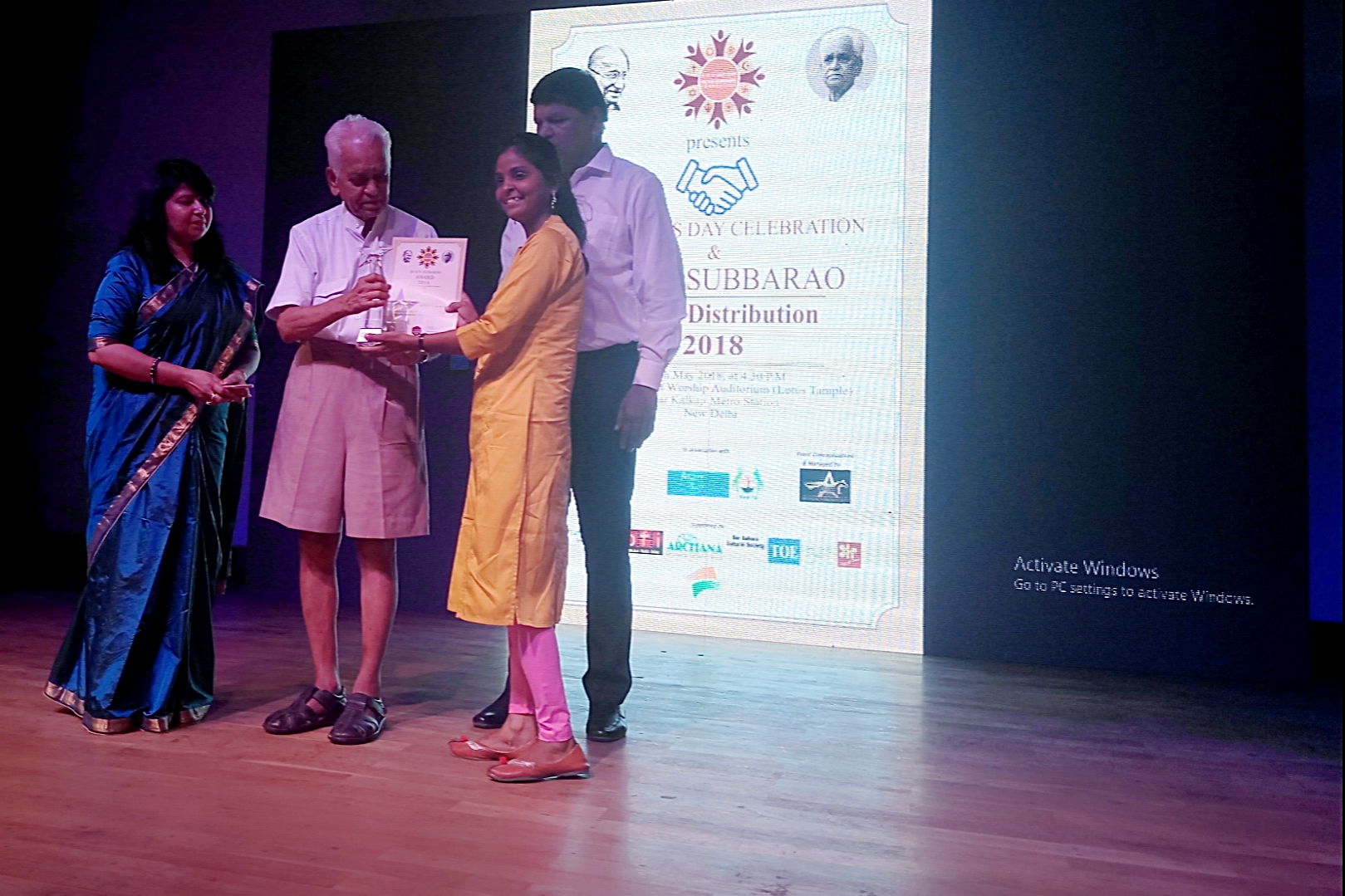 कमल मंदिर में मिला निधि प्रजापति को महिला सशक्तिकरण पुरस्कार