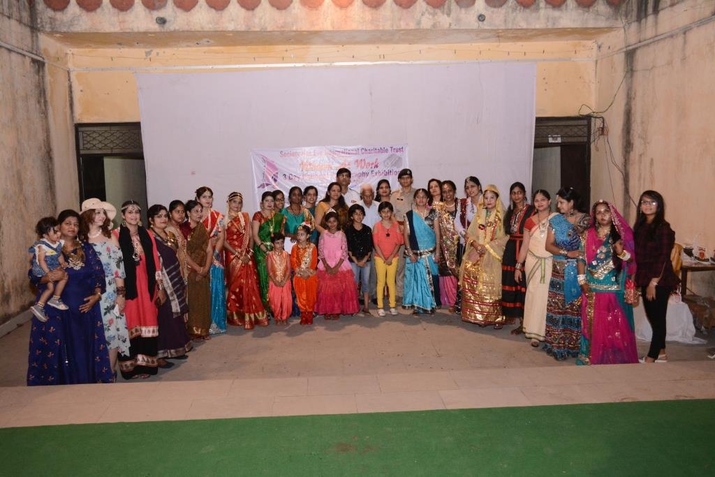 “वीमेन एट वर्क” फोटो ग्राफी प्रदर्शनी का रंगारंग समापन