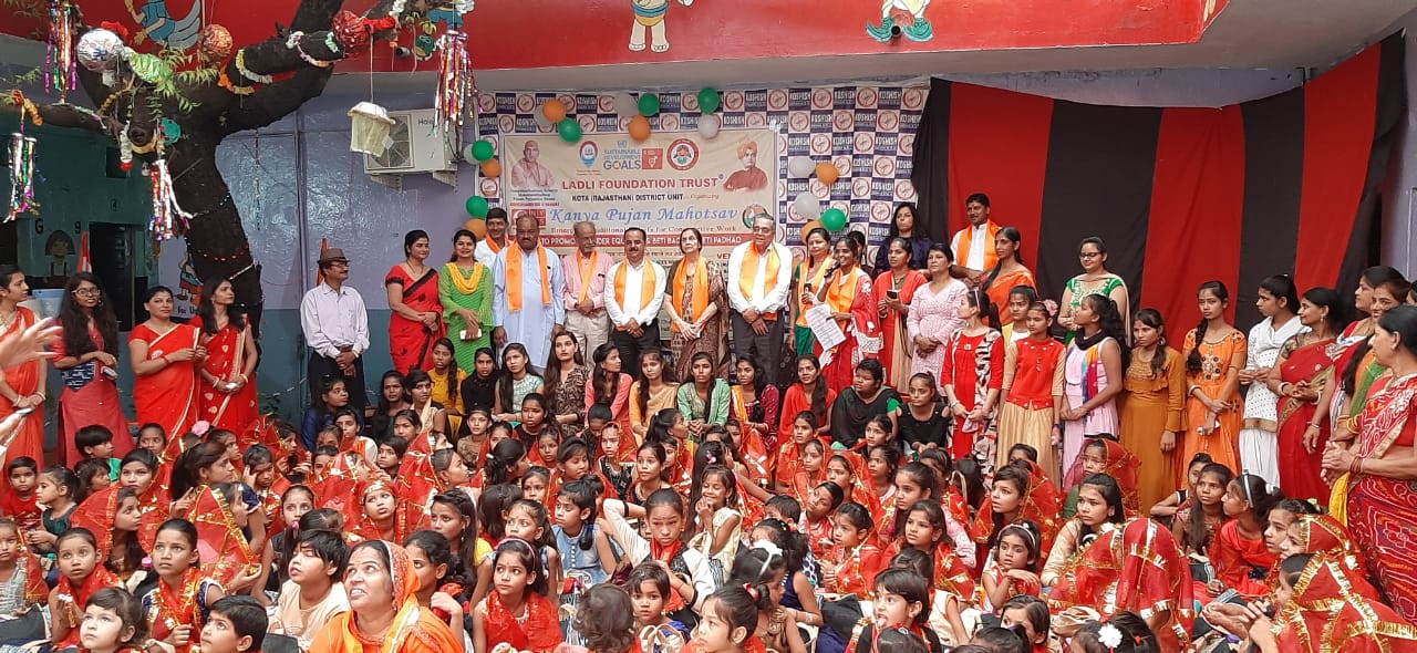 131 बालिकाओं का पुष्प वर्षा और वैदिक मंत्रोच्चार के साथ हुआ पूजन |