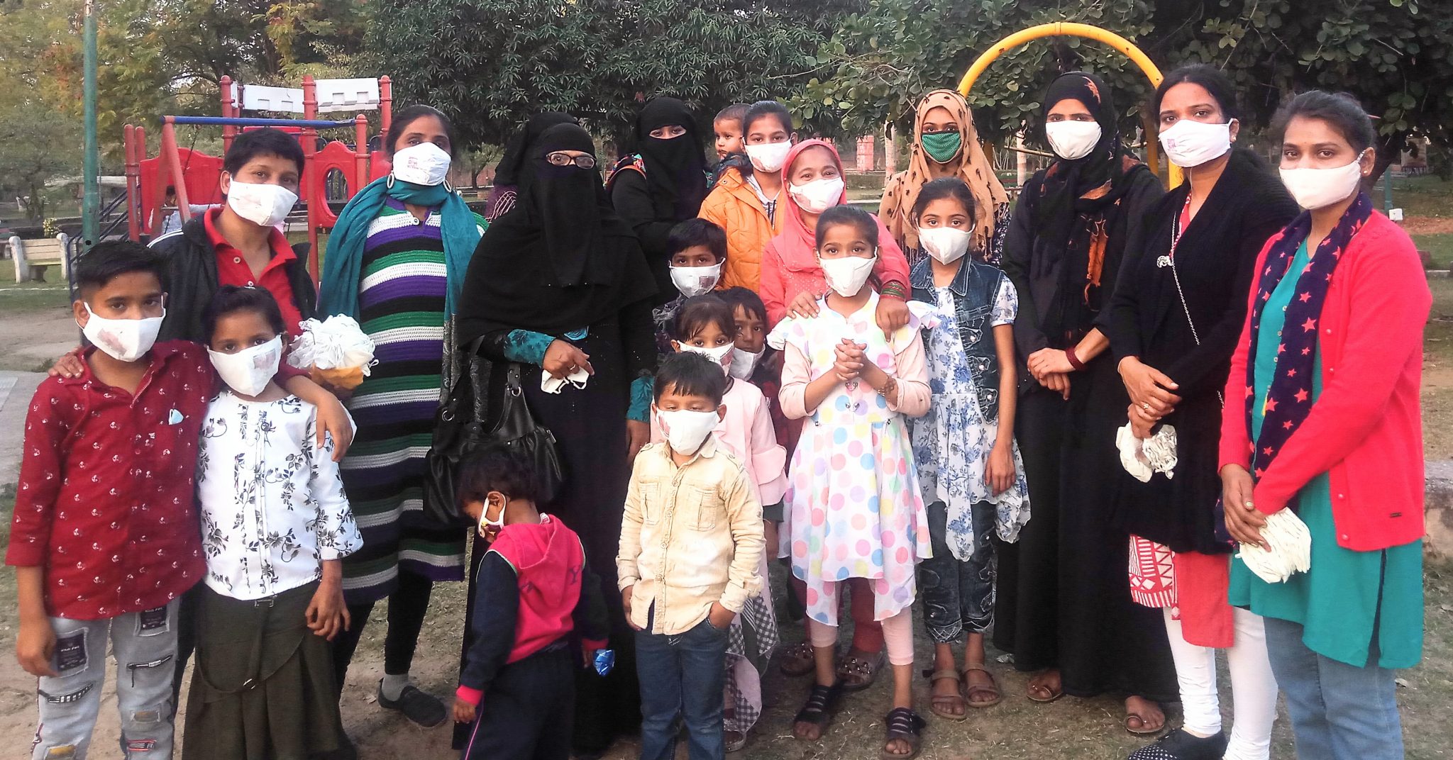 मास्क के बिना सार्वजानिक स्थानों, उद्यानों में प्रवेश न दे · चम्बल गार्डन, गाँधी उद्यान और ट्रैफिक गार्डन में मास्क वितरण · केवल 2 घंटे में ही 1000 मास्क तीनों उद्यानों में वितरित कोटा | 25 जनवरी 2021 | सोसाइटी हैस ईव इंटरनेशनल चैरिटेबल ट्रस्ट और नगर निगम कोटा दक्षिण के ‘हर घर मास्क, घर घर मास्क’ के सघन जन जागरण अभियान के तहत चम्बल गार्डन, गाँधी उद्यान और ट्रैफिक गार्डन में 1000 मास्कों का वितरण डॉ. निधि प्रजापति, रीना खंडेलवाल, राज लक्ष्मी, प्रेरणा सेवा संस्थान की कविता शर्मा, हनी सक्सेना, विशाखा भारद्वाज और वैष्णवी भारद्वाज के द्वारा किया गया | मास्क वितरण के दौरान डॉ. निधि प्रजापति ने बताया की कोटा नगर निगम दक्षिण की आयुक्त कीर्ति राठौर के निर्देशन में चल रहे मास्क वितरण अभियान में बस्तियों के साथ साथ सार्वजानिक स्थानों पर भी मास्क वितरण कार्यक्रम शुरू किया गया है जिसमें आज चम्बल गार्डन, गाँधी उद्यान और ट्रैफिक गार्डन में मास्क बाटें गए परन्तु इन तीनों उद्यानों में सबसे चौकाने वाली बात ये थी यहाँ प्रवेश बिना टिकट के नहीं दिया जाता और अधिकांश लोगों के पास मास्क नहीं थे | उद्यान में उपस्थित महिलाओं, माताओं जिन्होंने न तो खुद मास्क लगा रखा था न ही अपने साथ आये बच्चों को मास्क दे रखे थे उन्हें विशेष रूप से समझाया गया की कोविड 19 से बचाव एकमात्र साधन अभी मास्क है आपकी लापरवाही दूसरों के लिए भी हानिकारक हो सकती है | इस दौरान रीना खंडेलवाल और कविता शर्मा ने वहाँ पर उपस्थित पुलिस कर्मियों से अनुरोध भी किया की वे बिना मास्क वालों को अन्दर जाने न दे क्योंकि गार्डन में बड़ों के साथ बच्चे भी जाते है ऐसे में लापरवाही उनके स्वास्थ्य के खतरा साबित हो सकती है | ऐसे में इन उद्यानों के लिए यह भी आवश्यक है की प्रवेश के दौरान यहाँ सख्ती से सुनिश्चित किया जाये कि जो भी अन्दर जा रहे सभी के चेहरों पर मास्क अवश्य हो |