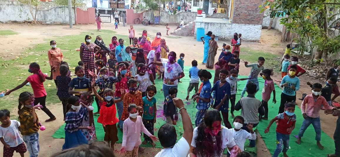 होली के रंग उड़िया बस्ती के संग