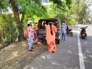 स्टेट मेगा हाईवे पर 500 मास्कों का वितरण अध्यक्ष डॉ. निधि प्रजापति, शोभा कँवर, राज लक्ष्मी और नाबार्ड के जिला सहायक अधिकारी विजय निगम ने किया |