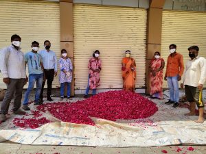 बिना मास्क के पांच से सात लोगों की मंडली लगाकर बैठते है