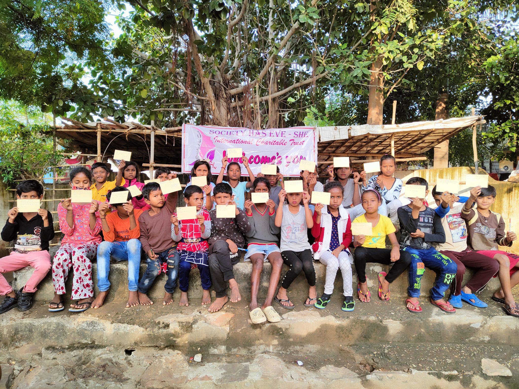 टीके लगाने के लिए प्रधान मंत्री मोदी को बच्चों ने लिखे पोस्ट कार्ड बच्चों को भी सताने लगा तीसरी लहर का खतरा बच्चों की प्रधान मंत्री से कोरोना टीके की गुहार पोस्टकार्ड लिखकर मोदी जी को बताई अपनी चिंता कही दुबारा बंद न हो जाये इसलिए बच्चों ने लिखे टीके के लिए प्रधान मंत्री को पोस्टकार्ड कोटा | 22 नवम्बर 2021| केंद्र और राज्य सरकार के साथ-साथ अब बच्चों को भी डर लगने लगा है कि कोरोना की तीसरी लहर आ सकती है और दुबारा से उनके स्कूल जो बड़ी मुश्किल से लगभग 1 साल 9 महीने बाद खुले थे बंद हो सकते हैं इसीलिए बच्चों ने सोसाइटी हैस ईव इंटरनेशनल चैरिटेबल ट्रस्ट के माध्यम से माननीय प्रधानमंत्री श्री नरेंद्र मोदी से यह गुहार लगाई है कि जल्द से जल्द उन्हें भी कोरोना से बचाव का टीका लगाया जाए । संस्था अध्यक्ष डॉ. निधि प्रजापति ने बताया कि देश में लगाये गए वृहद् लॉक डाउन के बाद सब कुछ खुलने के बाद से दोबारा से शहरों और स्कूल के बच्चों में कोरोना के बढ़ते केसों के कारण बच्चों में भी यह आशंका उत्पन्न हो रही है की दुबारा से उनके विद्यालय बंद हो जायेंगे है ऐसे में संस्था द्वारा गोद ली गई बस्ती के बच्चों ने संस्था को अपनी समस्या और डर के बारे में बताया | कोषाध्यक्ष रीना खंडेलवाल ने बच्चों की दुविधा बताते हुए बच्चों ने हमसे पूछा की हम ऐसा क्या करे की हम अपनी बात हमारे प्रधानमंत्री जी तक अपनी बात पहुंचा सकते हैं ऐसे में बच्चों को पोस्ट कार्ड लिखने का सुझाव दिया गया जहाँ बच्चों ने अपने पोस्ट कार्ड में लिखा है कि मोदी जी जिस तरह आपने बुजुर्गों, बड़ों और युवाओं को कोरोना से बचाव का टीका लगा कर उन्हें सुरक्षित किया है उसी तरह हम बच्चों को भी वैक्सीन लगाकर कोरोना जैसी महामारी से सुरक्षित रखें ताकि हमारे स्कूल और हमारी खेलकूद गतिविधियां सुचारू रूप से जारी रहे । हमारे माता पिता हमें स्कूल भेजने में बहुत डरते है उन्हें लगता है कि जब तक बच्चों को वैक्सीन नही लगेगी तब तक हम बच्चे स्कूल न जाये क्योंकि वहाँ से हम संक्रमित हो सकते अतः हम सब आपसे निवेदन करते हैं की आप जल्द से जल्द हमें ऐसा टीका लगाया जाए जिससे हमें दर्द भी ना हो, हम महामारी से सुरक्षित भी हो जाए और ना ही किसी तरह का बुखार आए ।