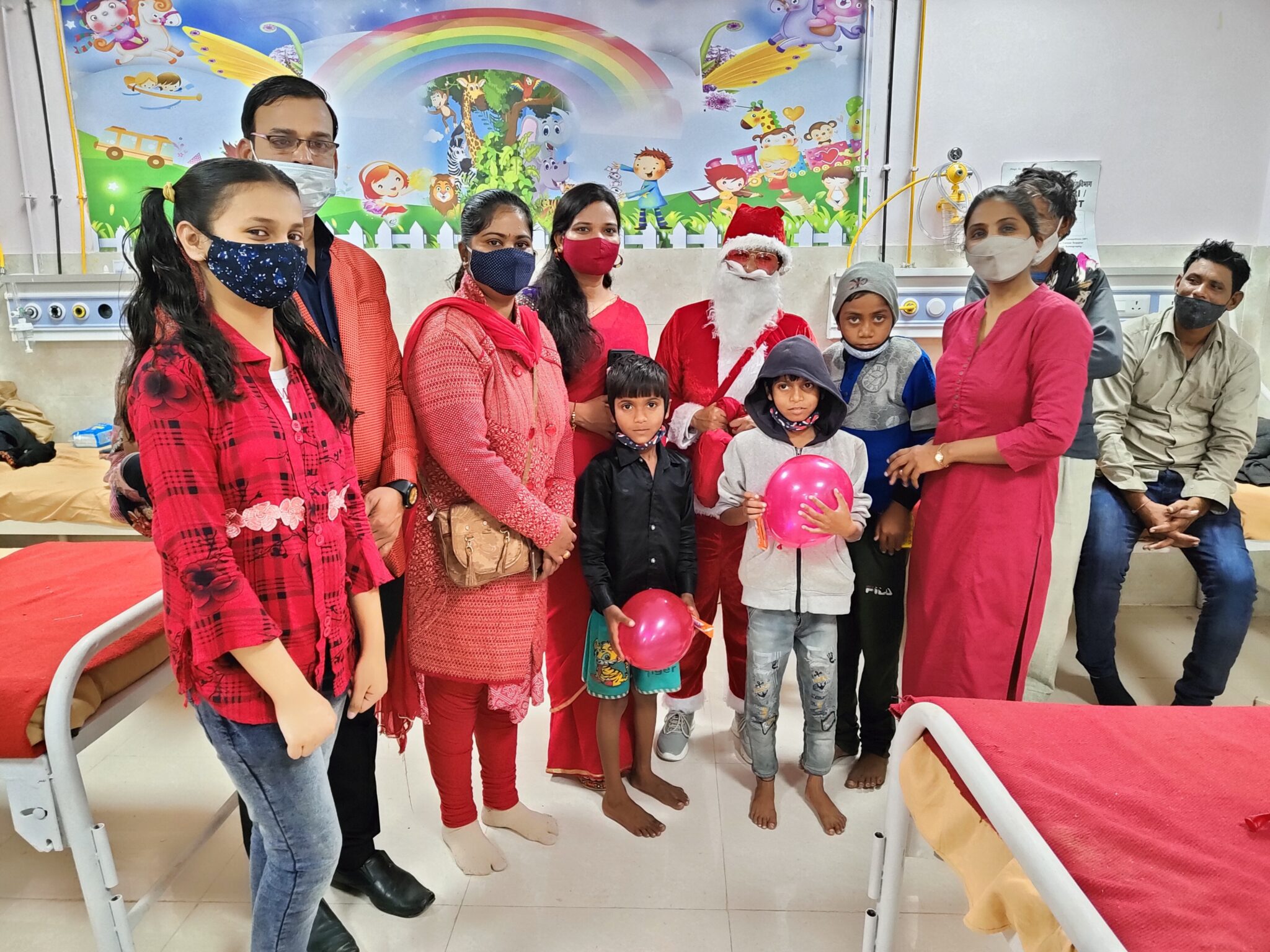 सांता क्लोज़ ने बच्चों के साथ अस्पताल में बाटी खुशियाँ और गिफ्ट