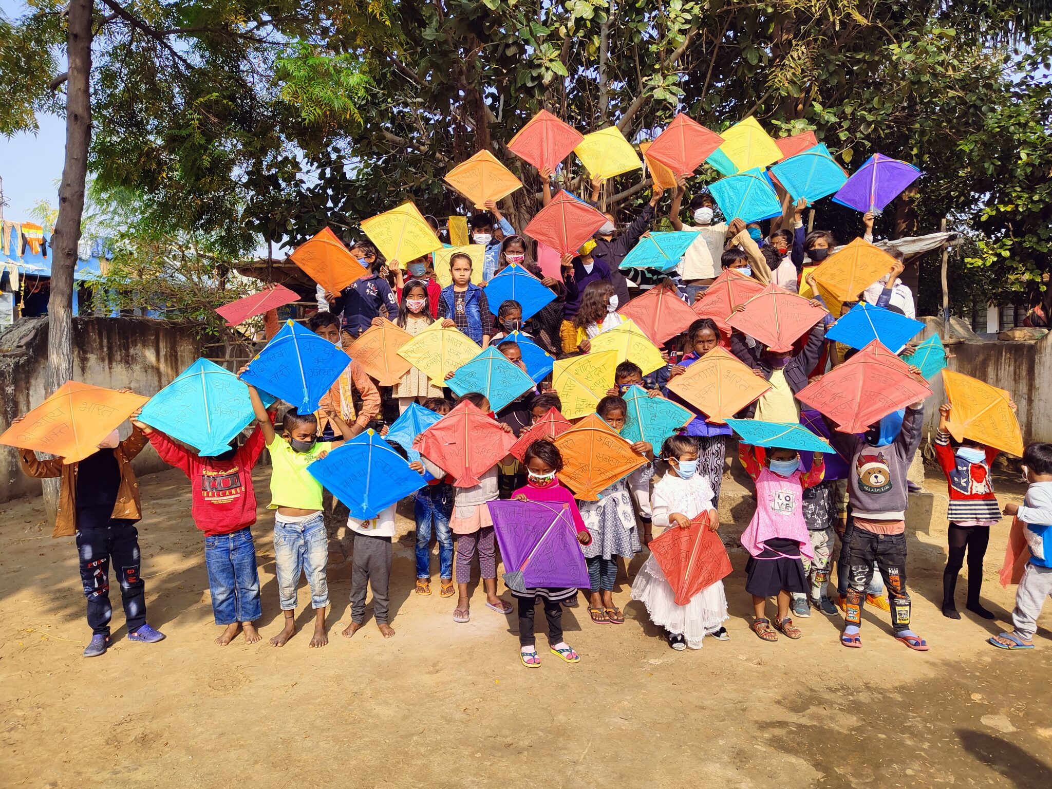 आसमान में उड़ी सामाजिक परिवर्तन व कोरोना जागरूकता वाली सैकड़ो पतंगे: डॉ.निधि प्रजापति