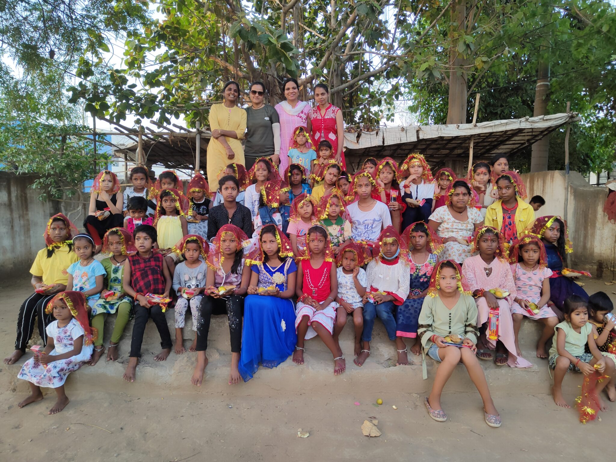 पुष्प वर्षा और वैदिक मंत्रोचारण के साथ हुआ कन्याओं का पूजन |