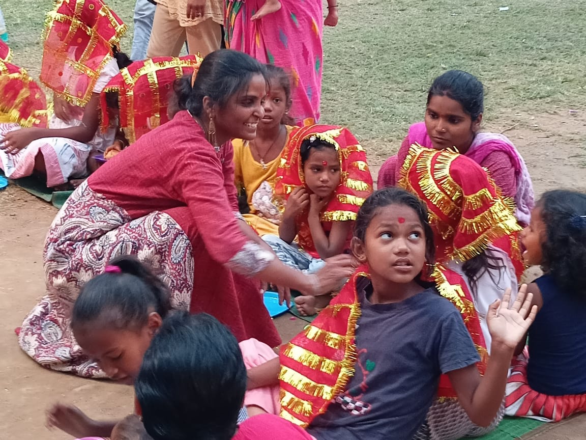 पुष्प वर्षा और वैदिक मंत्रोचारण के साथ हुआ कन्याओं का पूजन |