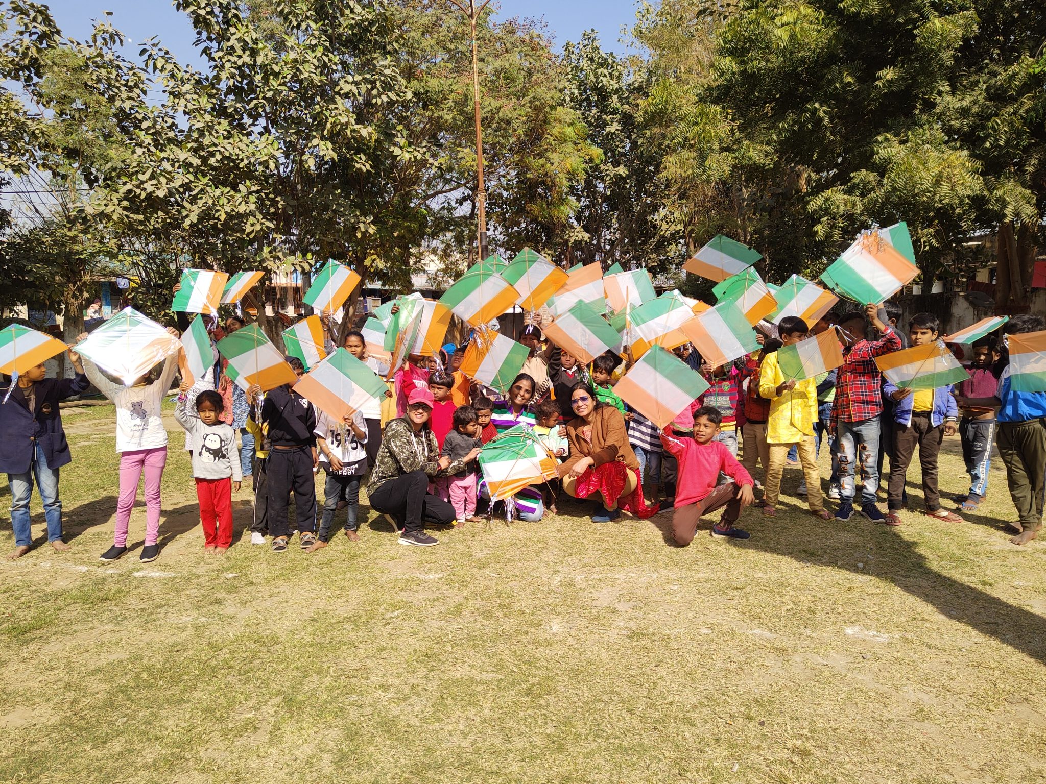 बच्चों ने जाना मकर सक्रांति और आर्मी दिवस का महत्त्व | पतंगे और मिठाई पाकर बच्चों के चेहरे खिले |