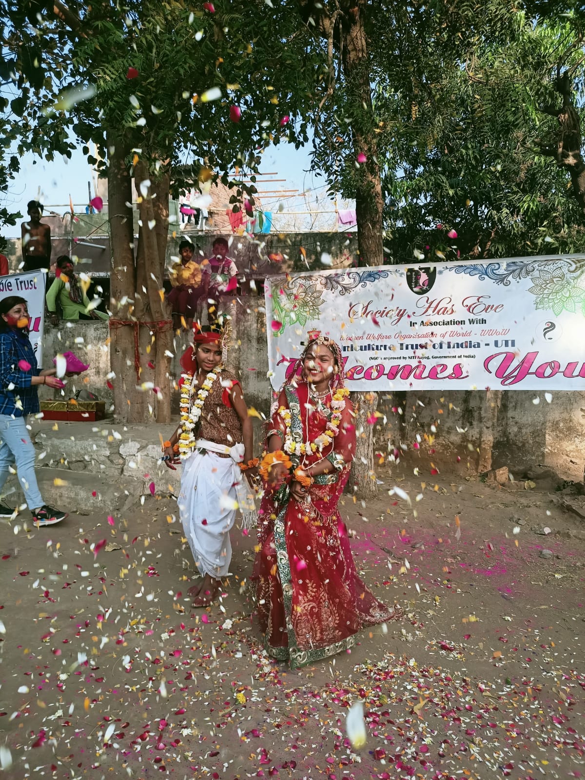 राधा कृष्णा संग होली में खूब उड़ा गुलाल