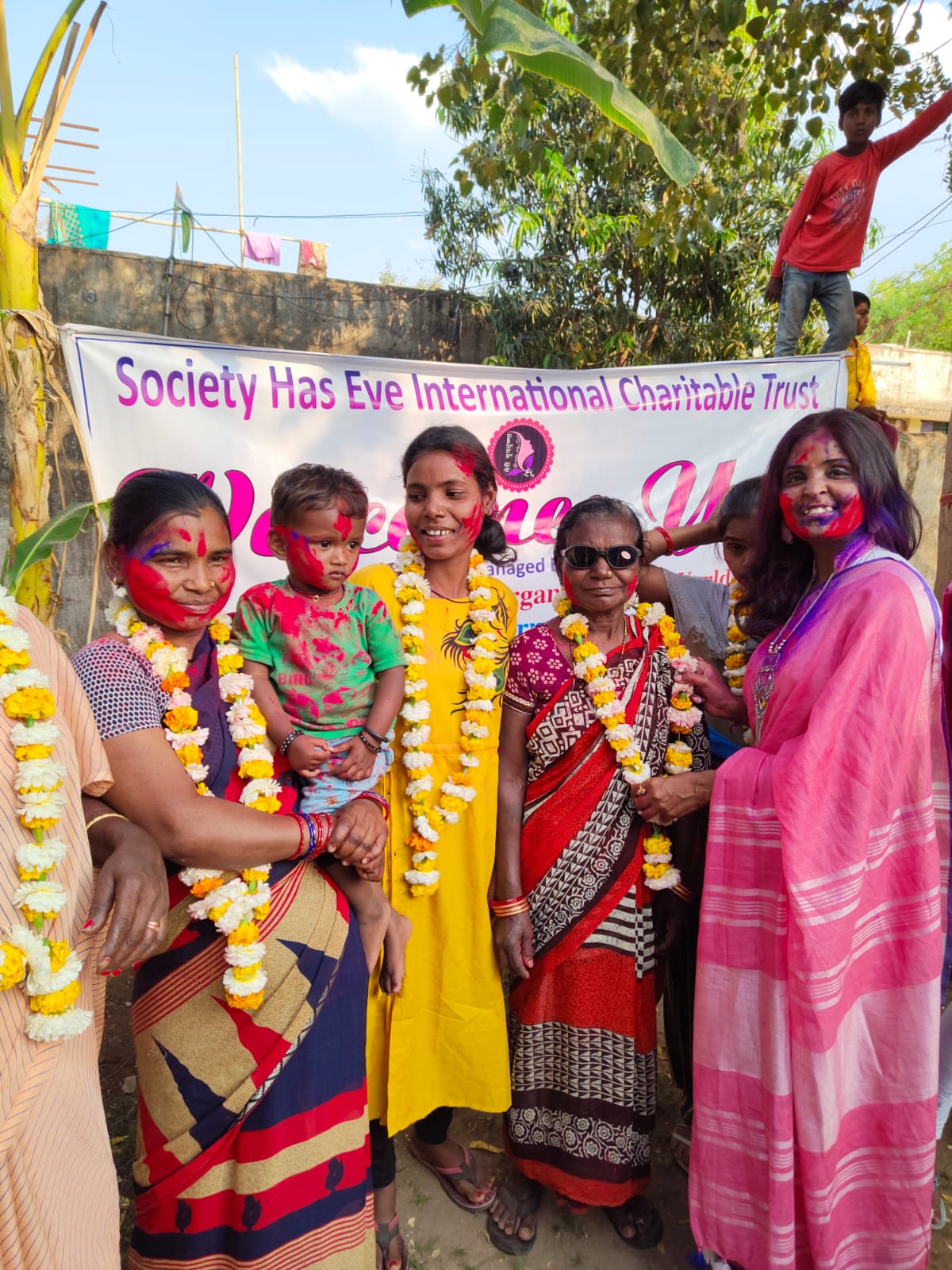 महिला दिवस पर घरेलू काम करने वाली महिलाओं का सम्मान 