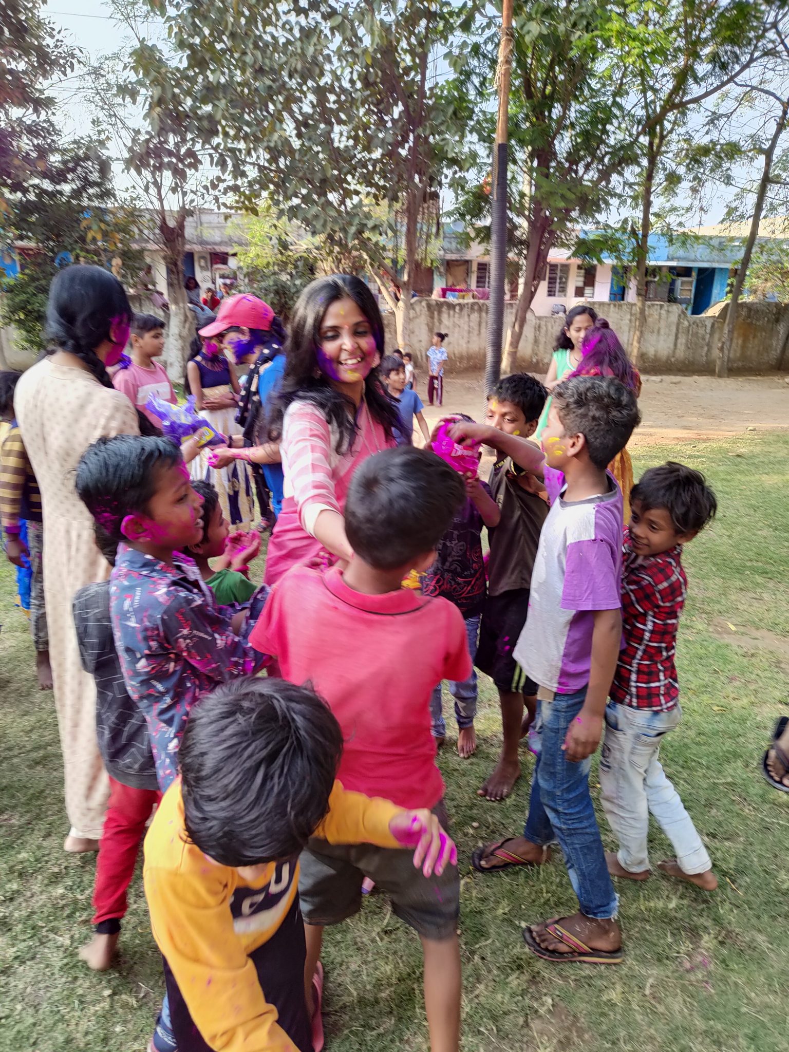 खूब उड़ा गुलाल