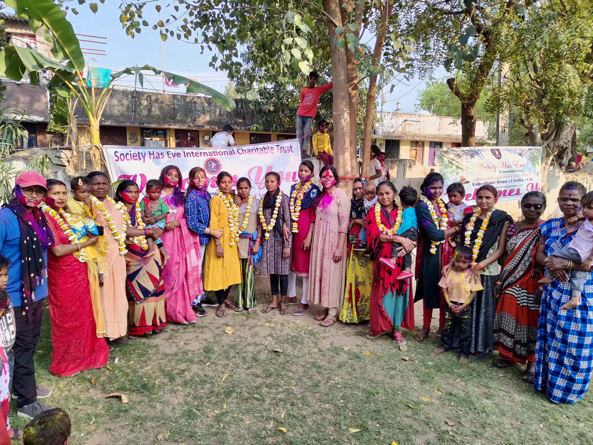 गुलाल और फूलों के साथ मनाया गया उड़िया बस्ती में फागोत्सव