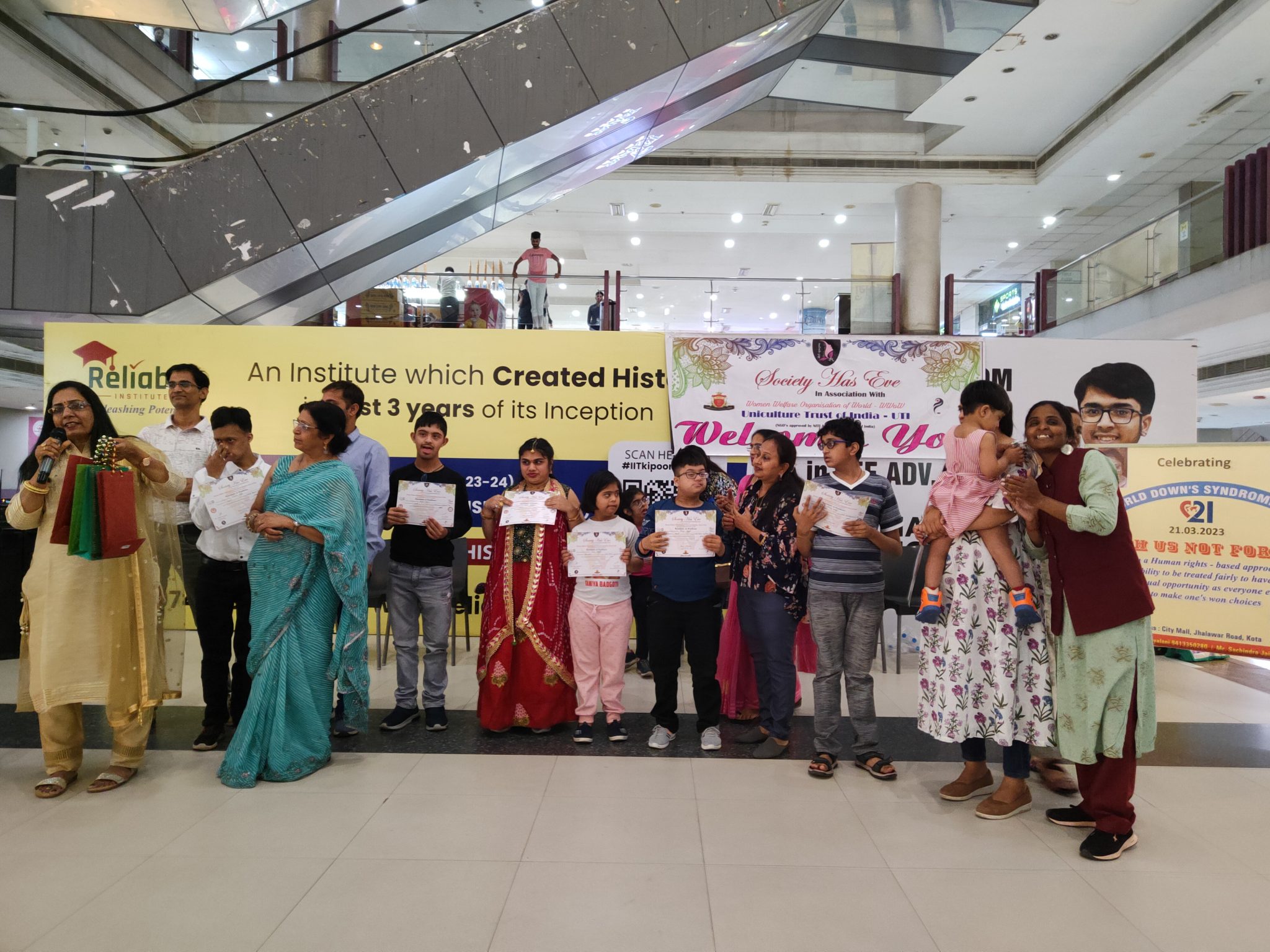 हम आपके जैसे है हमसे प्यार करें।