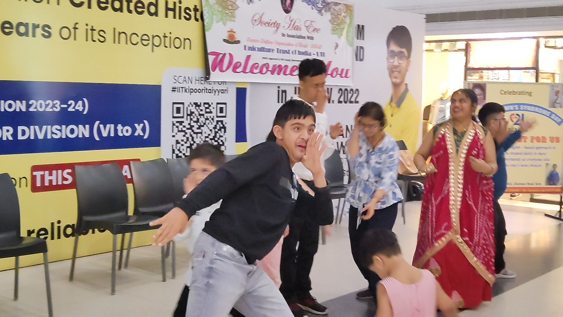 बॉलीवुड गाने पर थिरके डाउन सिंड्रोम वाले विशिष्ट प्रतिभा वाले बच्चे।