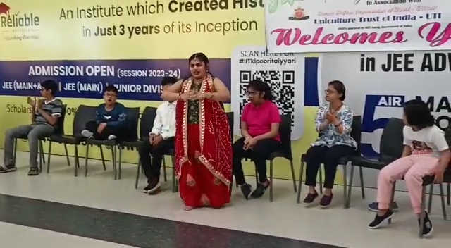 बॉलीवुड गाने पर थिरके डाउन सिंड्रोम वाले विशिष्ट प्रतिभा वाले बच्चे।