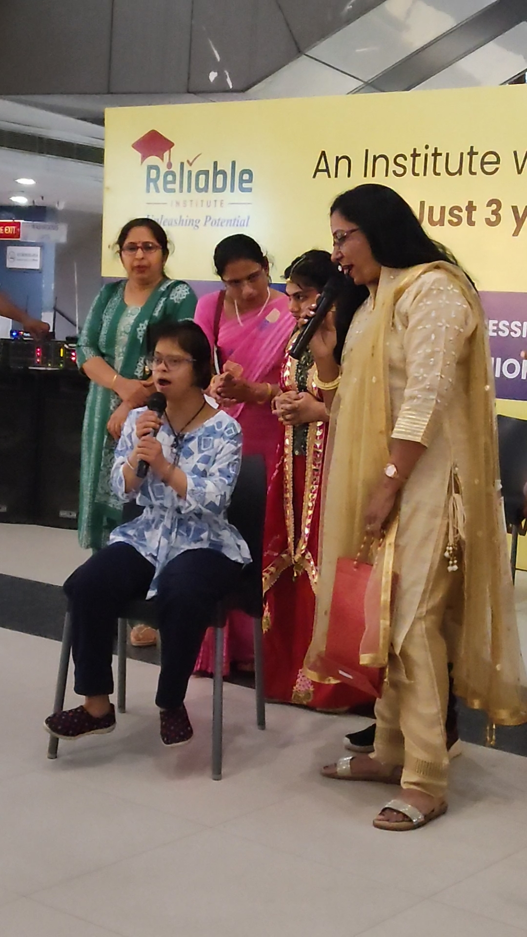 नेहा दयालानी ने कभी करता होगा वो मेरा इंतेज़ार गाने पर डांस किया