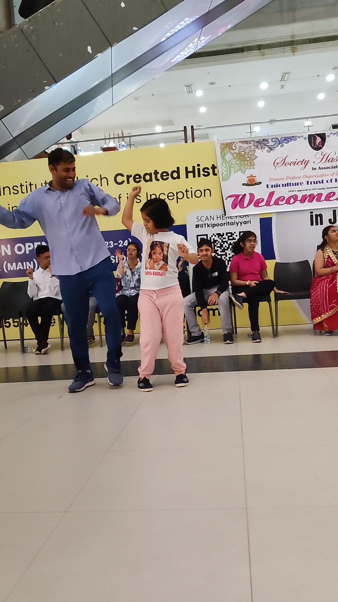 तान्या बड़गोती ने अपने पिता के साथ छम छम छम गीत पर शानदार नृत्य