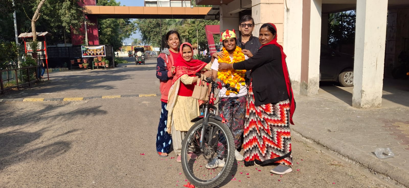 · विश्व एड्स दिवस पर 100 किलोमीटर की साइकिल यात्रा | · डॉ. निधि ने एड्स दिवस पर कोटा-धनेश्वर टोल प्लाजा-कोटा तक की साइकिल यात्रा | · शहर से लेकर गांवों तक किया लोगो को रिबिन बांध कर जागरूक |