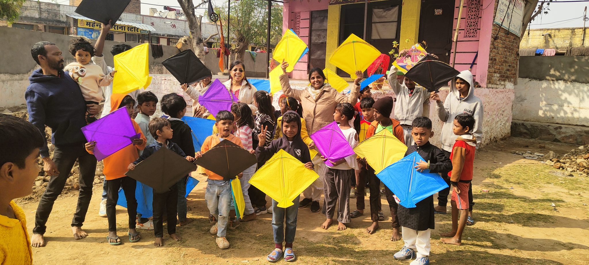 उड़िया बस्ती के बच्चों के चेहरों पर रंग बिरंगी पतंग मिलने पर मकर संक्रांति का उल्लास नजर आया